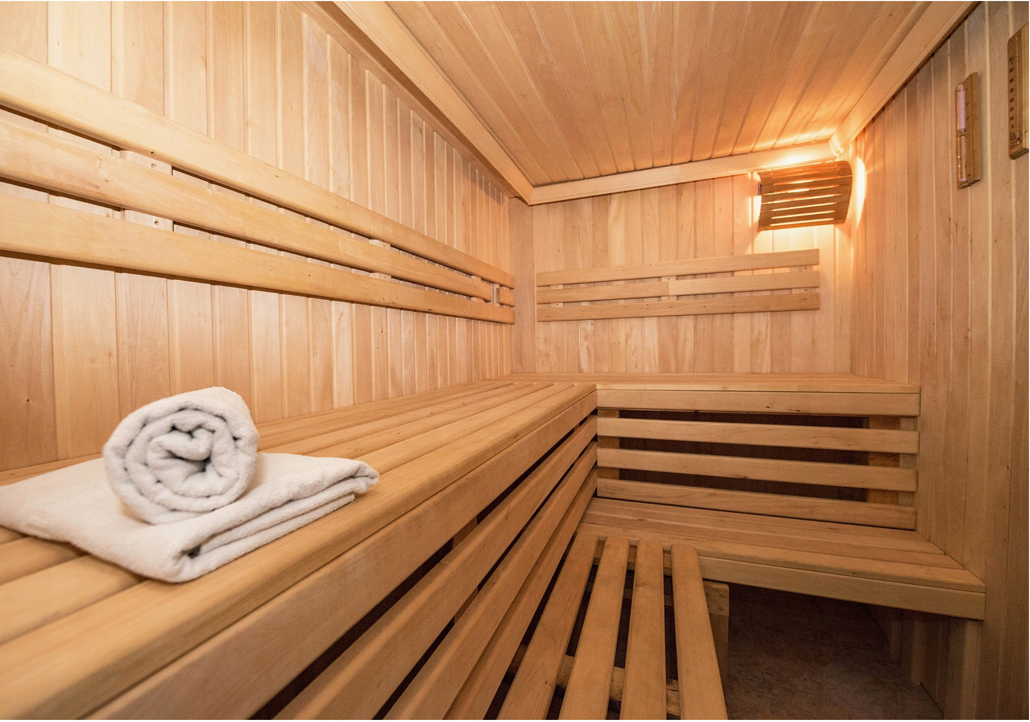 Interior de la sauna finlandesa. Sauna de madera clásica. Baño